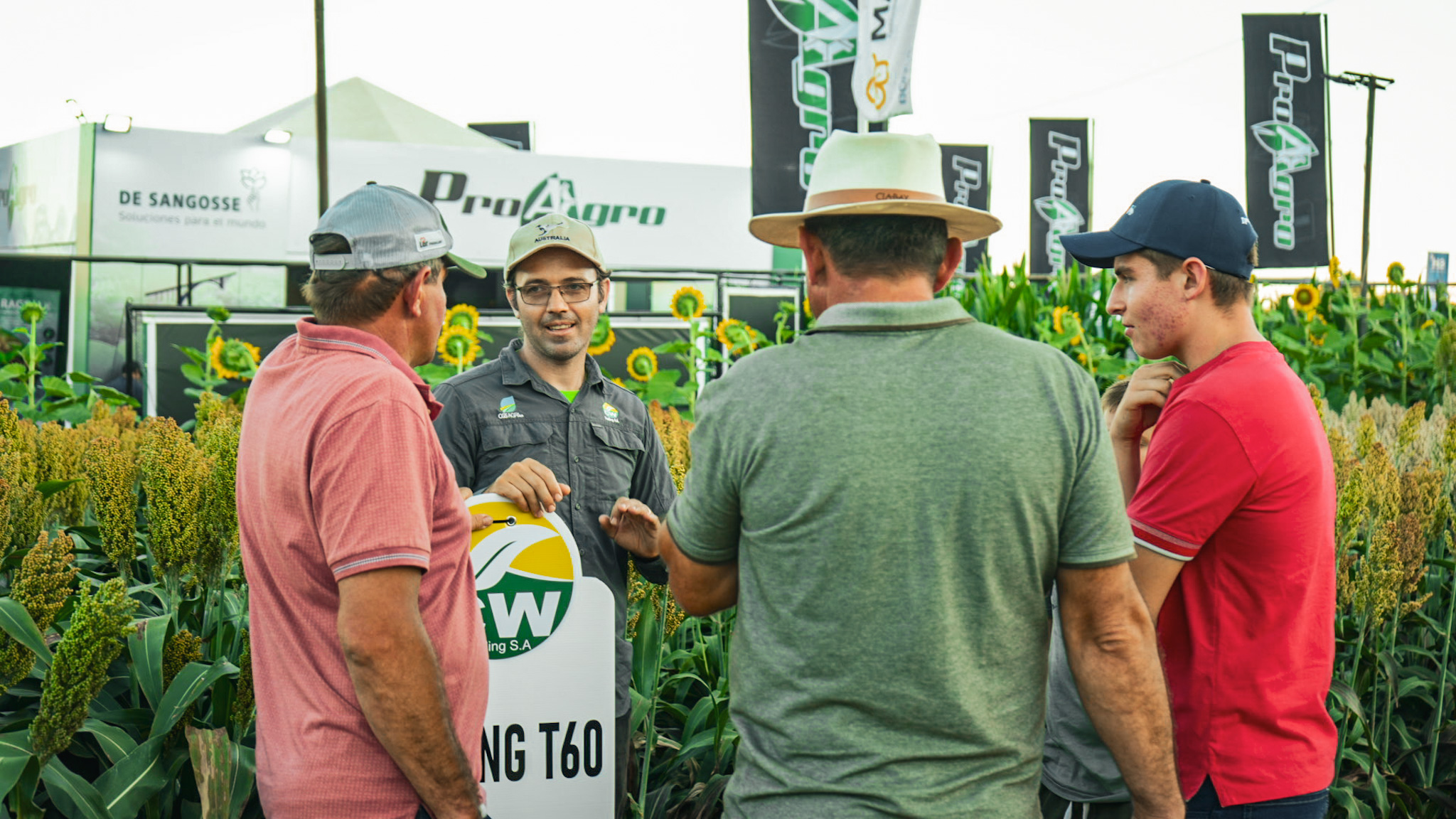 Equipo de CW Trading con productores en día de campo