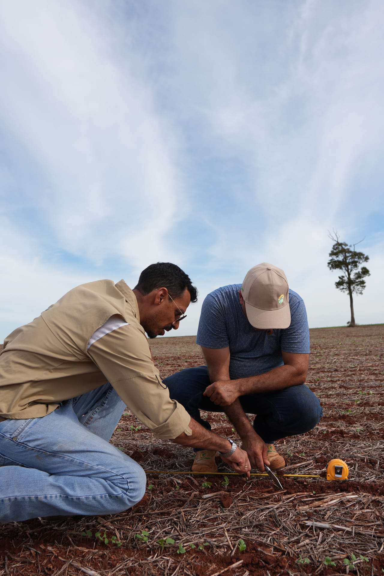 Equipo técnico de CW en recorrida a campo